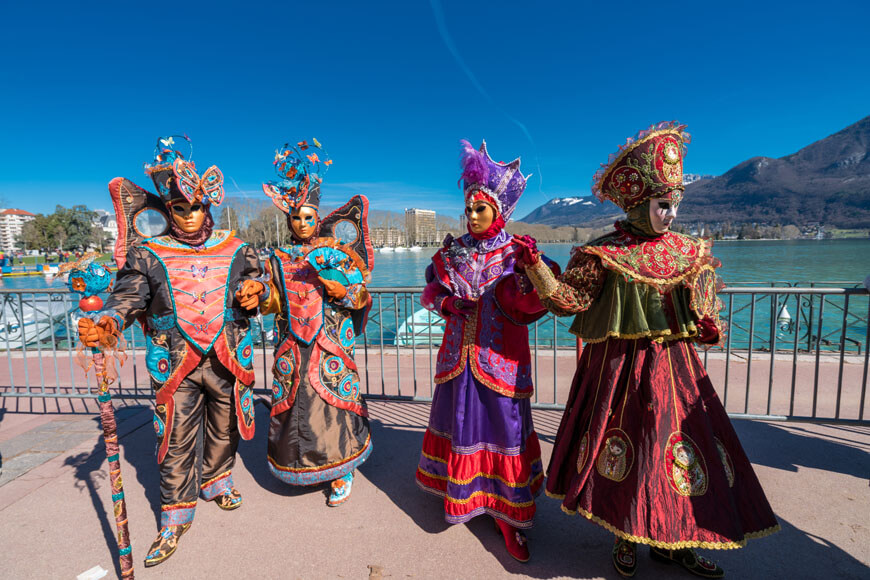 Une multitude de masques et de déguisement au bord du lac d'Annecy pendant le Carnaval Vénitien ©Shutterstock - Alla Khananashvili
