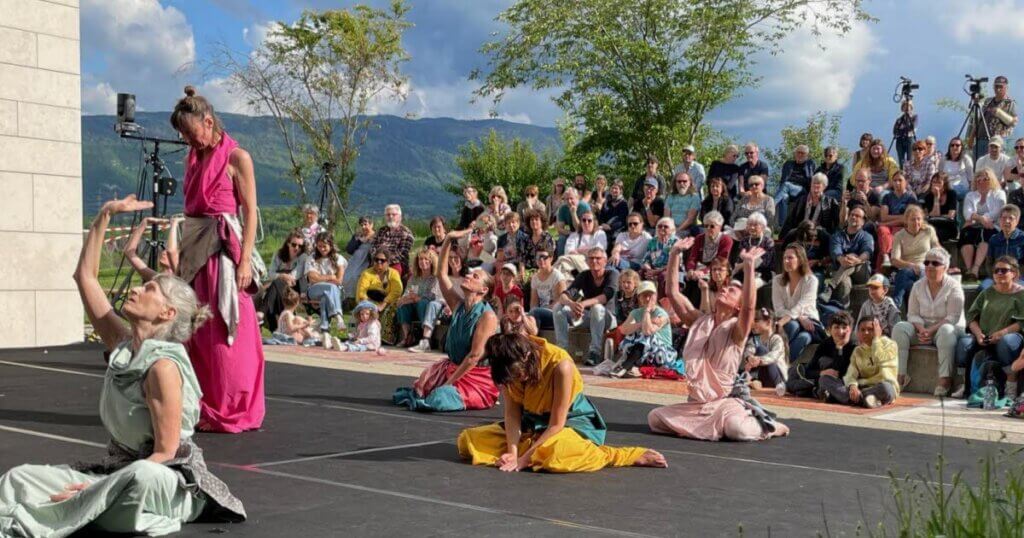 Assistez à des spectacles en plain air au Théâtre de Verdure de l'association Etsy ©Le Dauphiné Libéré