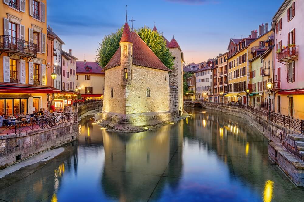 Le Palais de l'Ile monument emblématique à Annecy ©Shutterstock