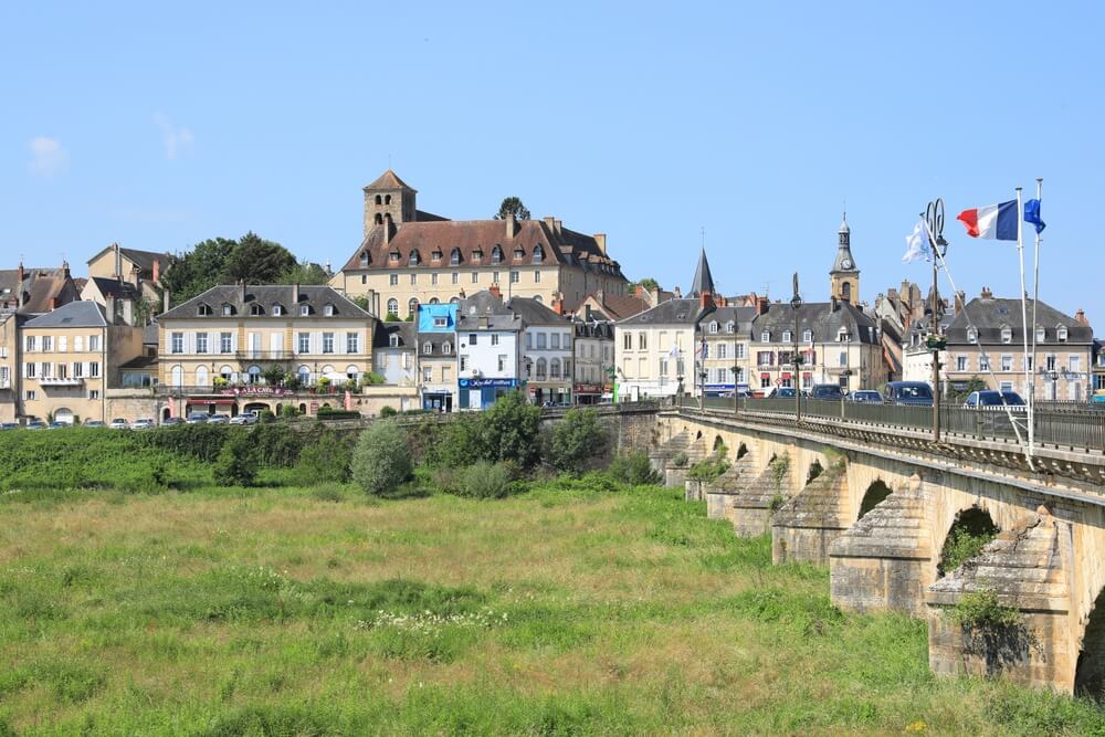 La ville historique de Decize dans la Nièvre ©Shutterstock