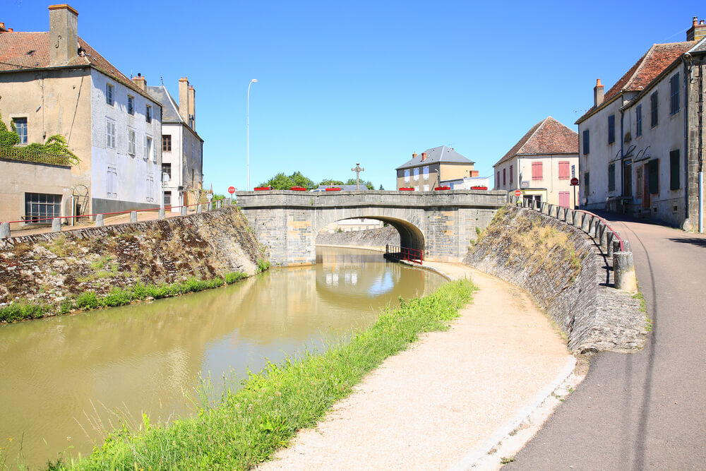 Le Canal du Nivernais à Chatillon-en-Bazois pour visiter la Nièvre ©Shutterstock