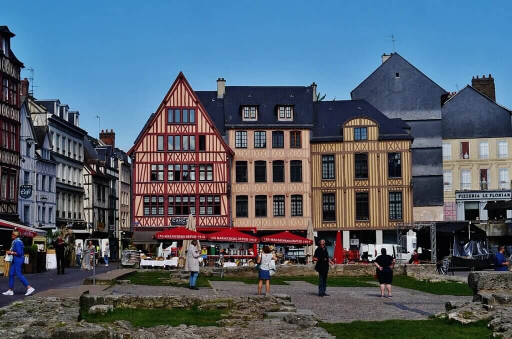 Si vous souhaitez passer vos vacances en Normandie, pensez à visiter Rouen et son magnifique patrimoine architectural ©visitetafrance.fr