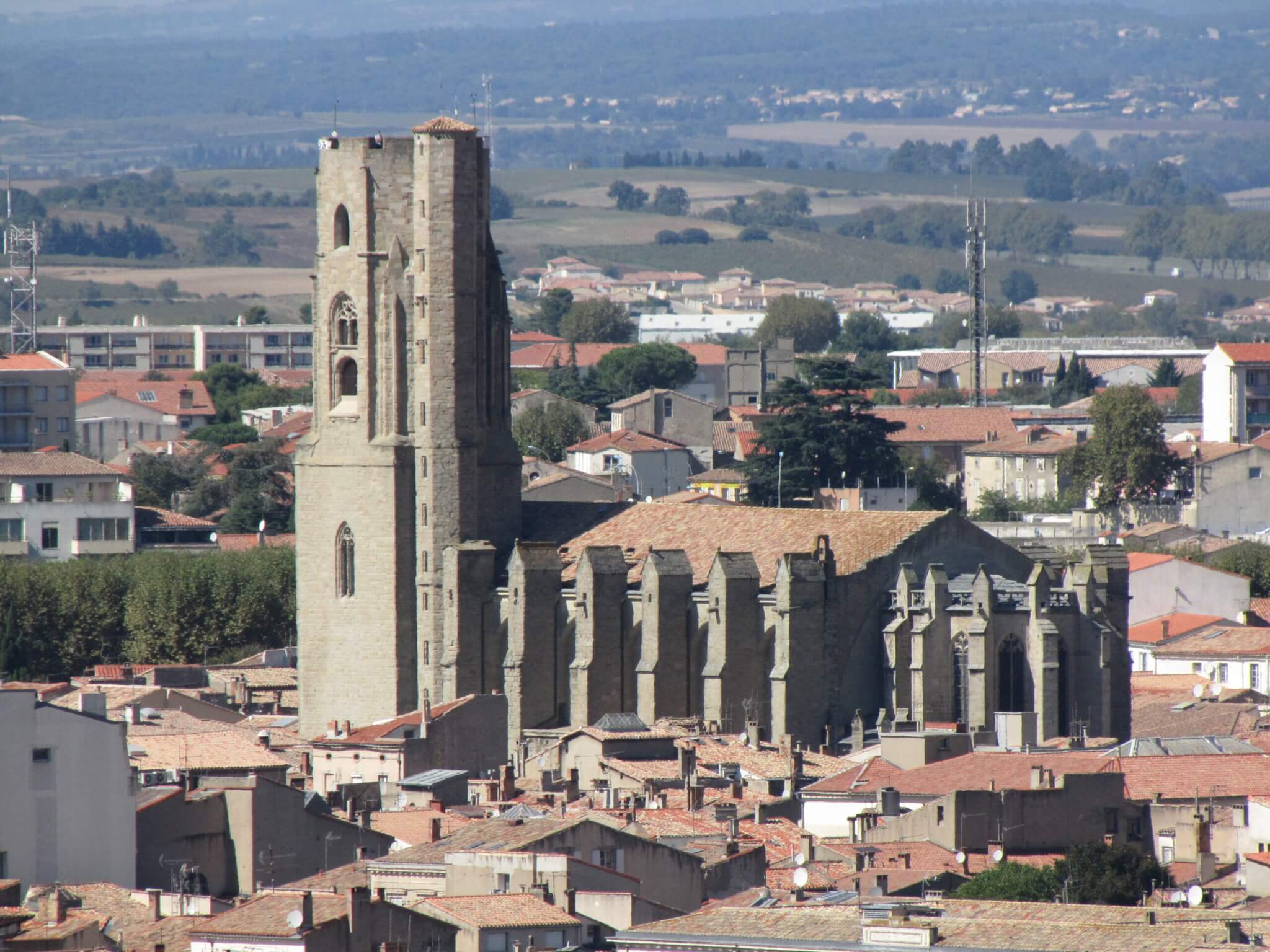 L'église Saint-Vincent de Carcassonne qui domine la ville ©Wikipédia