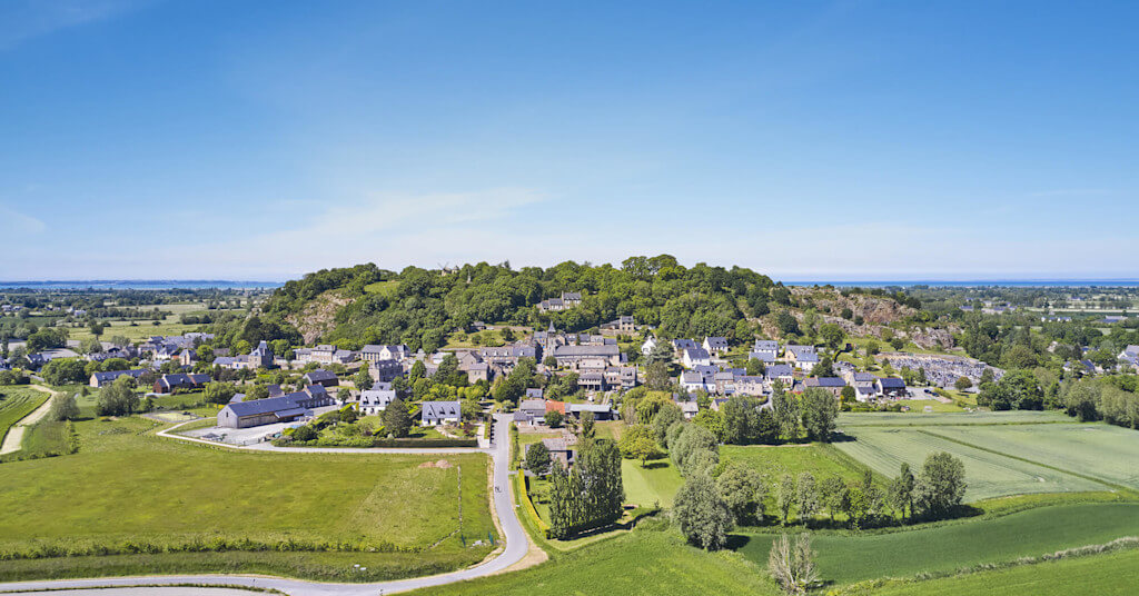 Dol-de-Bretagne et le Mont Dol ©Brittany Ferries