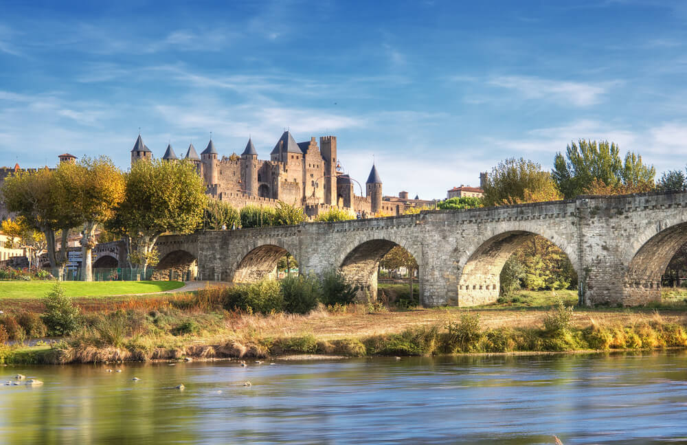 Carcassonne et le pont du Pont Vieux, vue de l'autre côté de l'Aude ©Shutterstock