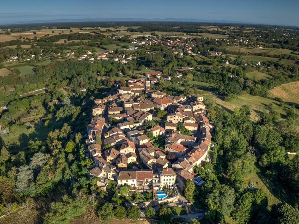 Pérouges l'un des plus beaux villages médiévale de France ©Shutterstock