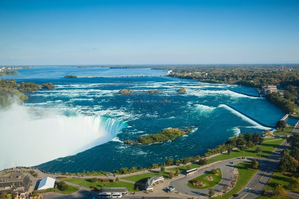 La lac Ontario et les chutes du Niagara, à la frontière de l'État de Nouvel York, et de l'Ontario, du Canada ©Shutterstock