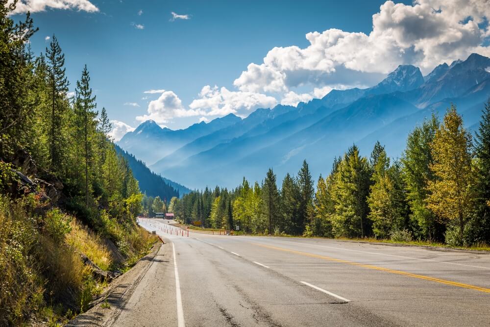 La transcanadienne, passant entre les montagnes ©Shutterstock