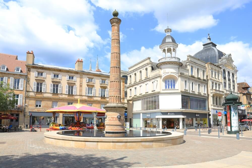 Dans le centre historique de Moulins lors de votre séjour dans l'Allier ©Shutterstock