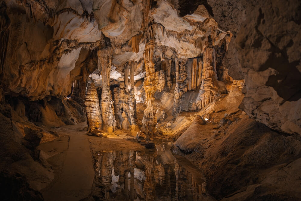 La Grotte de Limousis, formation naturelle près de Carcassonne ©Shutterstock