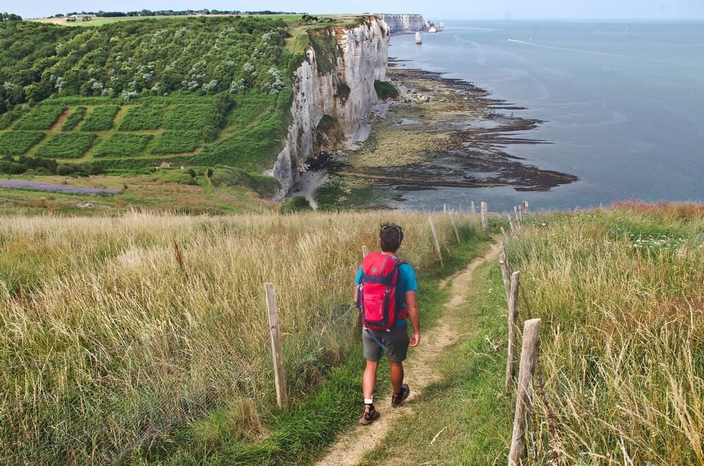 Découvrez les falaises de crai blanche en parcourant le GR21, le sentier des falaises ©Carnets de Rando