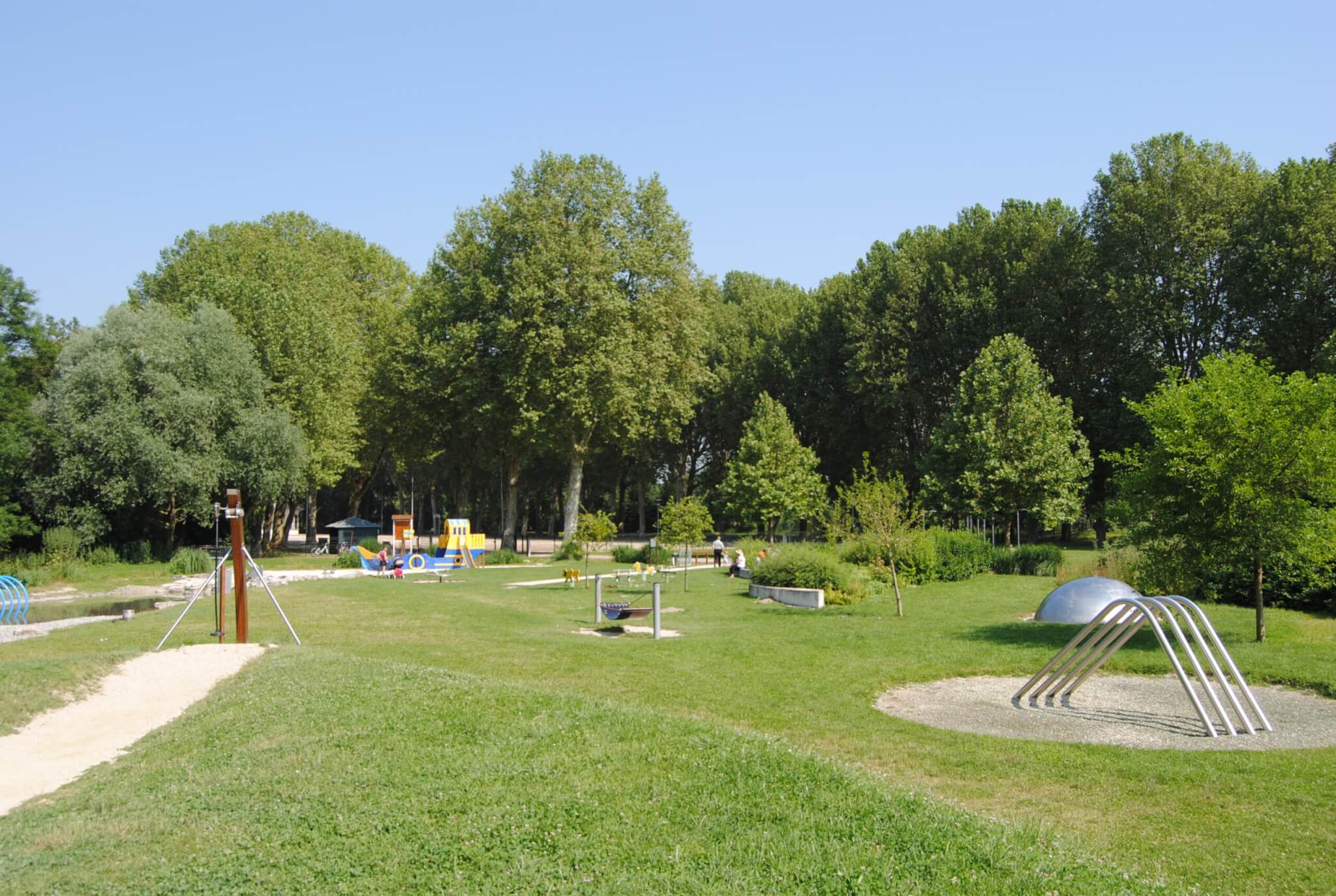 Venez jouer ou vous détendre dans la Parc de la Béchère à Romilly-sur-Seine ©Wikipédia