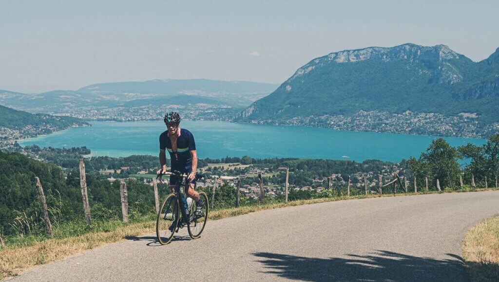 Découvrez le lac à vélo lors de la Cyclomontagnarde ©Getty Images