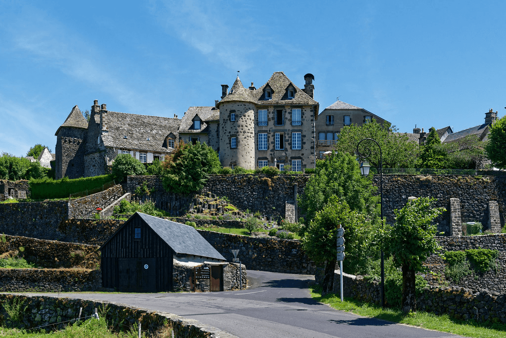 Visite du village de Salers lors de vos vacances dans le Cantal © Flickr