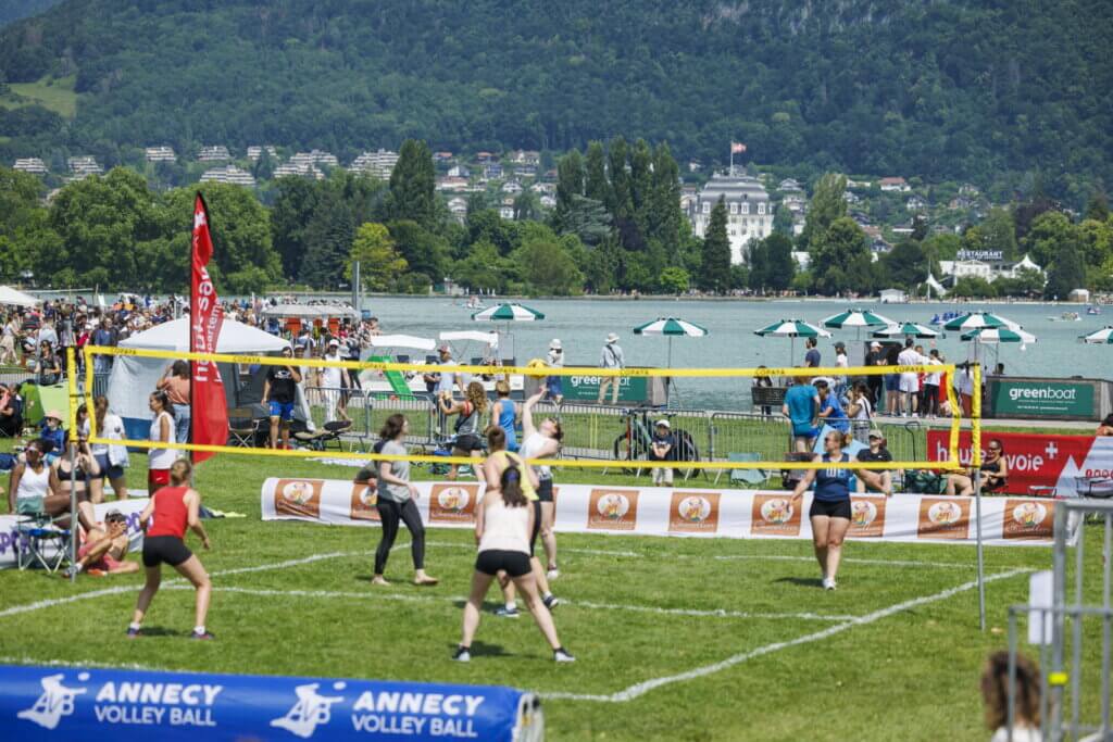 L'un des matchs de tournoi de la Pentecôte, au bord du lac d'Annecy ©Le Dauphiné Libéré