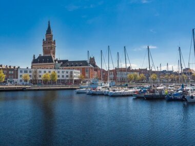 Vue sur le port de Dunkerque et l'Hôtel de Ville © Radio France