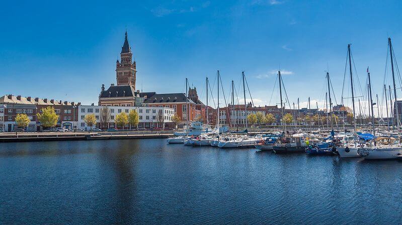 Vue sur le port de Dunkerque et l'Hôtel de Ville © Radio France