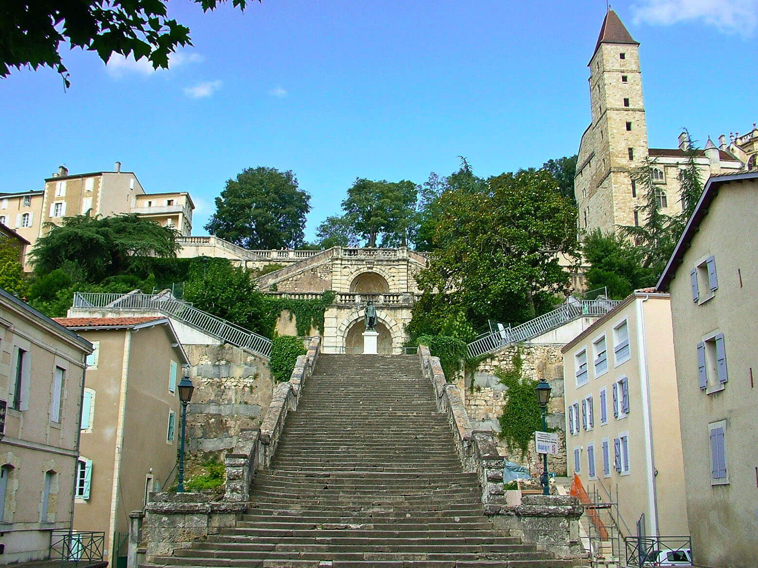 Escalier Monumental d'Auch et le statue de d'Artagnan ©Wikipédia