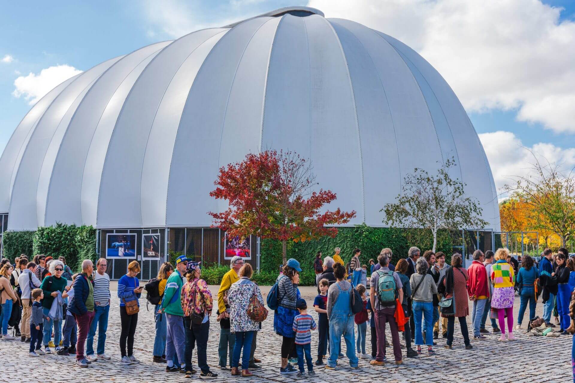 Les spectateurs s'empressent devant le Dôme de Gascogne pour le Festival Circa ©Auch Tourisme