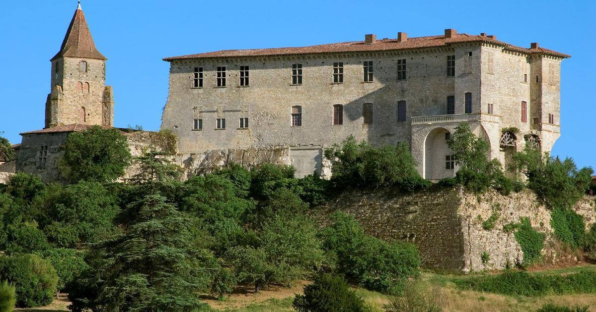 Découvrez le château historique de Lavardens, proche de Auch ©Gîtes de France