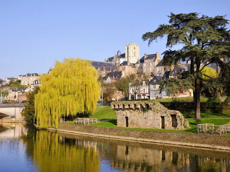 Visitez Le Mans, sa cathédrale et ses maisons typiques ©Shutterstock