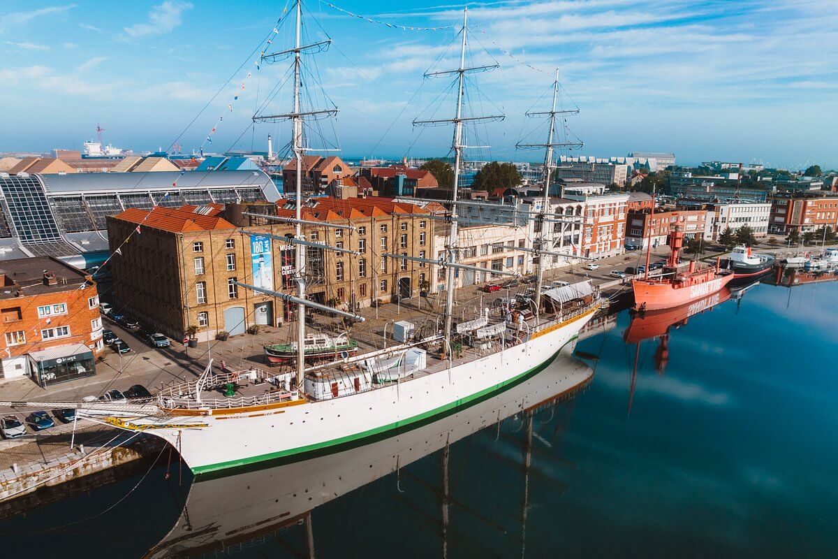 Le Musée Maritime et Portuaire, derrière le bateau "Duchesse Anne" ©Tripadvisor