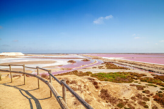 Les Salins-de-Giraud et son décor irréel ©Adobe Stock
