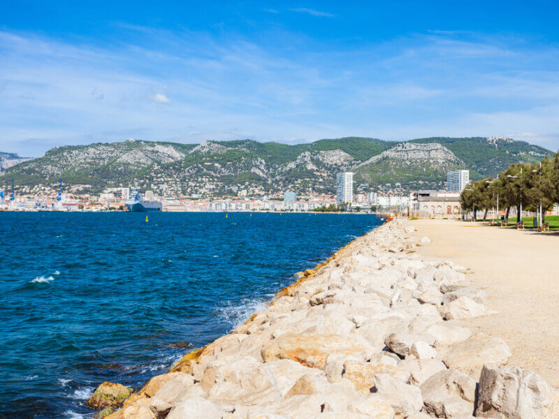 Vue spectaculaire sur Toulon au bord de la Méditerranée ©Shutterstock