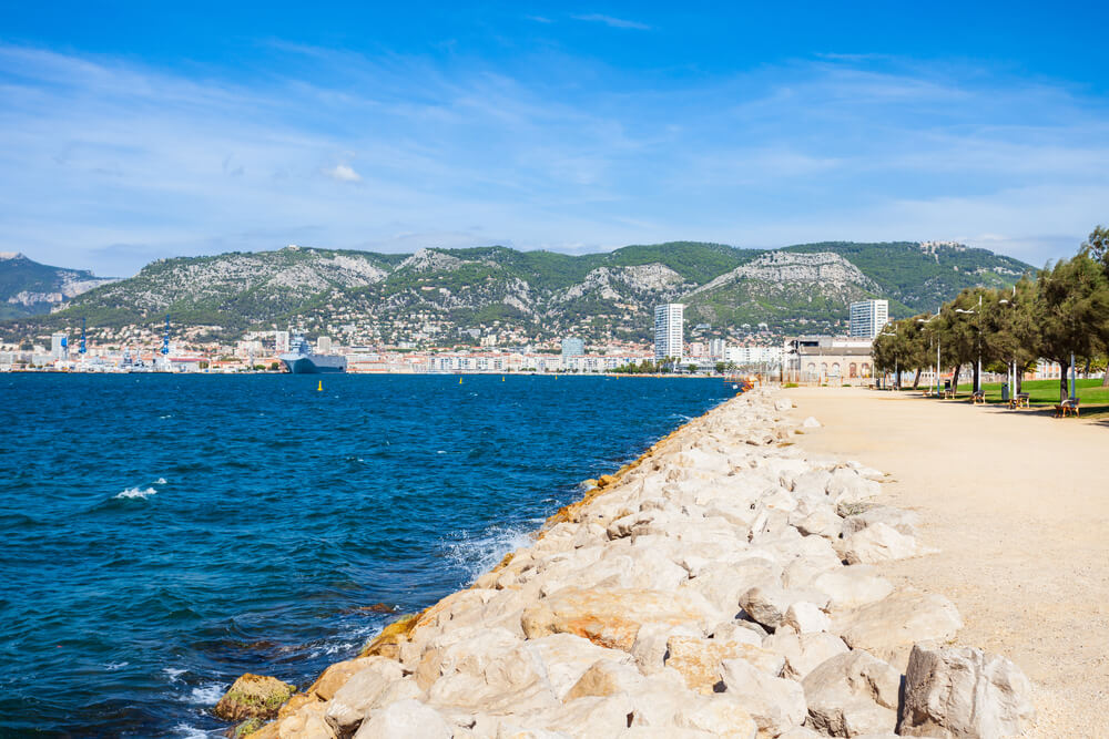 Vue spectaculaire sur Toulon au bord de la Méditerranée ©Shutterstock