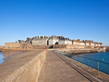 Offrez-vous des vacances en Ille-et-Vilaine et profitez d'une escapade en mer pour admirer Saint-Malo ©Shutterstock