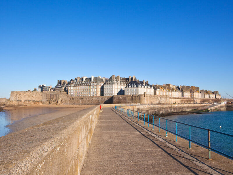 Offrez-vous des vacances en Ille-et-Vilaine et profitez d'une escapade en mer pour admirer Saint-Malo ©Shutterstock