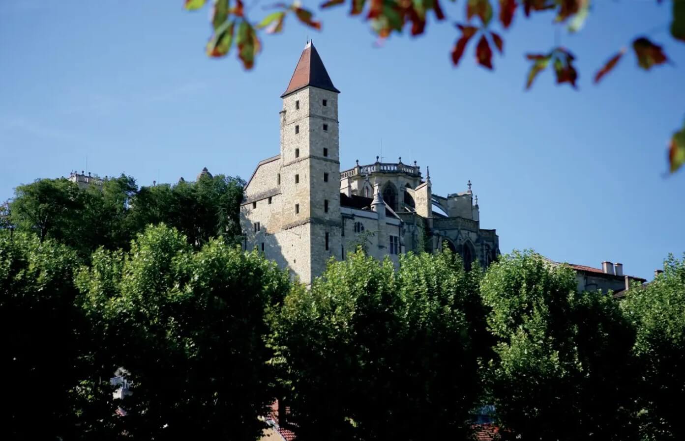 La Tour d'Armagnac qui abrite le Musée du trésor de la cathédrale ©Petit Futé