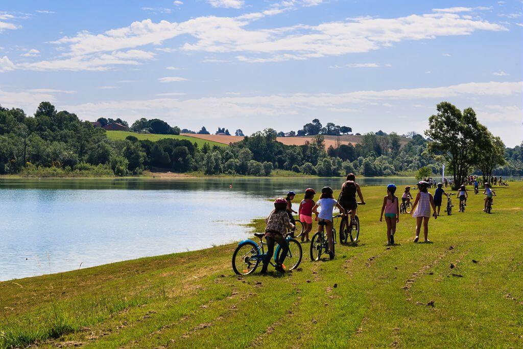 Baladez-vous au bord du Lac de Saint-Cricq ©Tourisme Gers