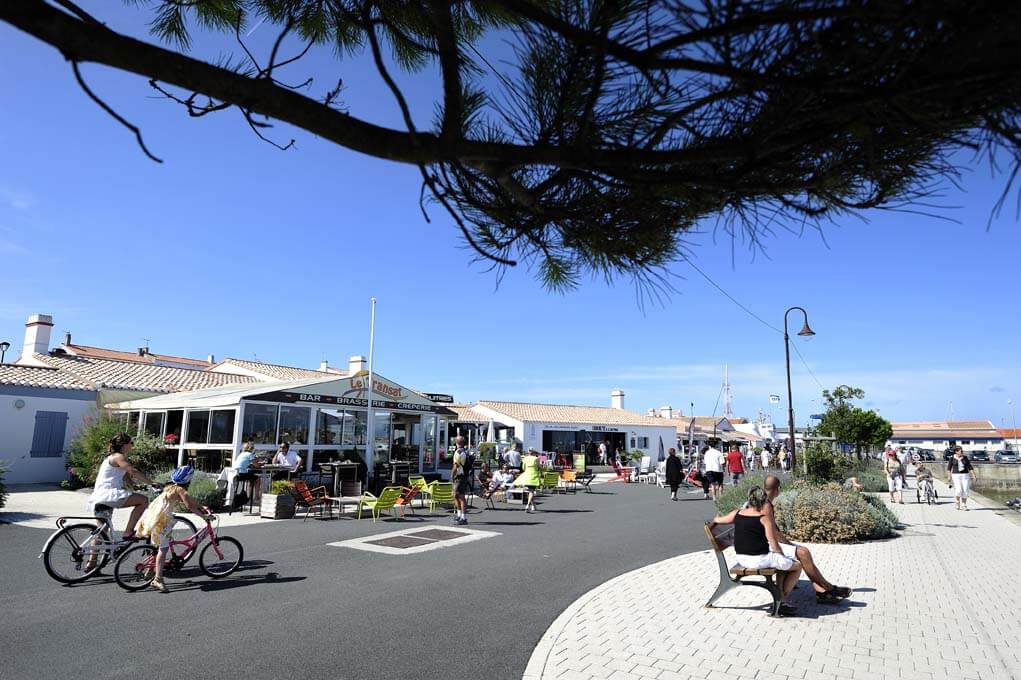 Découvrez l'ambiance du port de l'Herbaudière lors d'une balade en famille ©ville-noirmoutier.fr