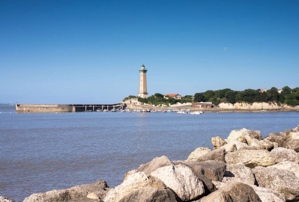Saint-Georges-de-Didonne et le phare de Vallières ©Guide Charente Maritime