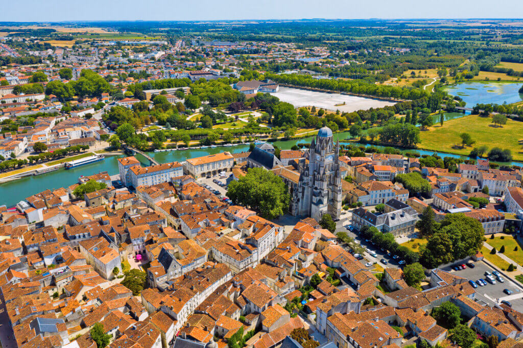 Saintes et sa cathédrale dominant la ville ©Guide Charente Maritime