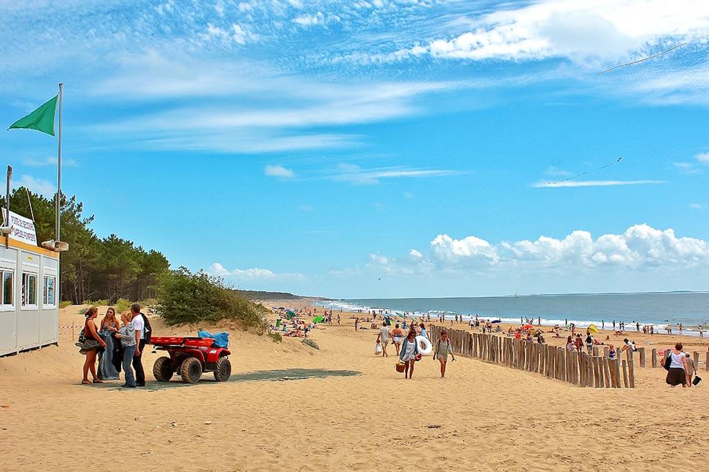 Profitez de la plage de La Palmyre ©Camping Paradis Le Pins Royan