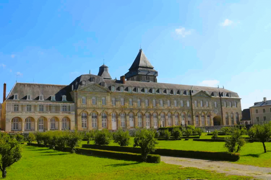 Promenez vous au Jardin de l’abbaye d’Evron, et découvrez une abbaye du VIIème siècle © Ritrit