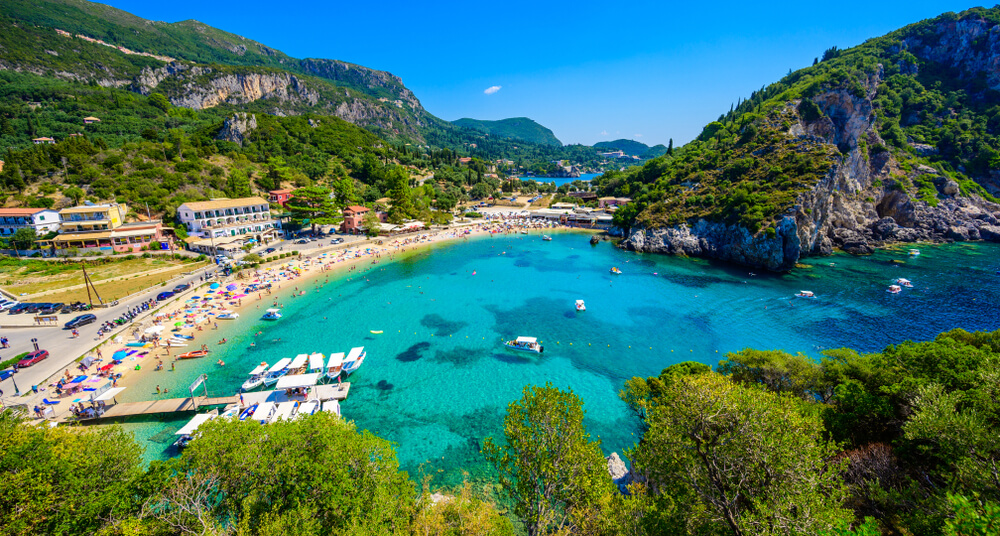 La superbe station balnéaire de Paleokastritsa ©Shutterstock