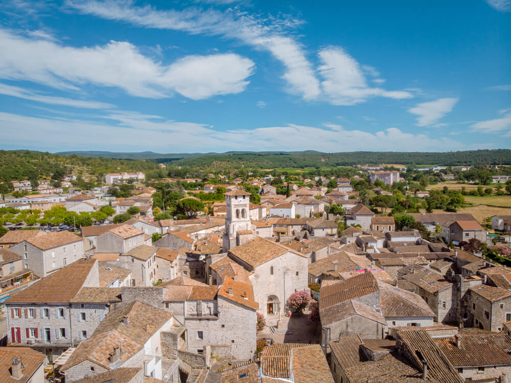 Vue sur Ruoms, proche des Gorges de l'Ardèche et principale ville de l'Ardèche méridionale ©Shutterstock