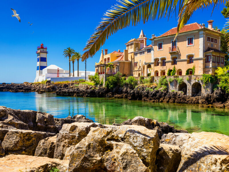 Paysage féérique à Cascais avec le phare de Santa Marta et le musée municipal ©Shutterstock