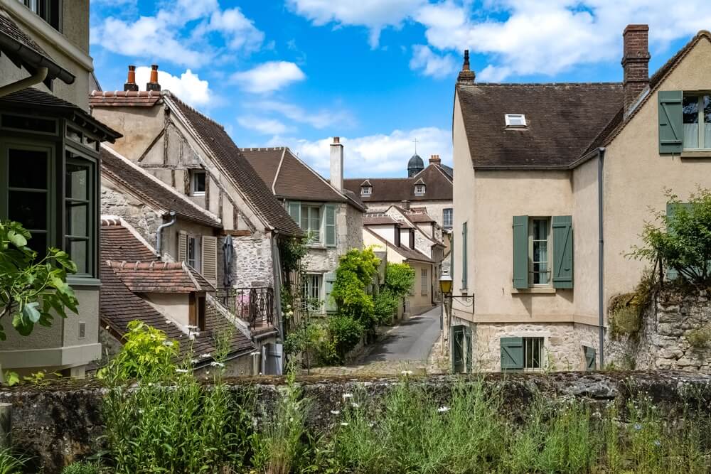 Découvrez Senlis et ses maisons typiques sur les remparts ©Shutterstock