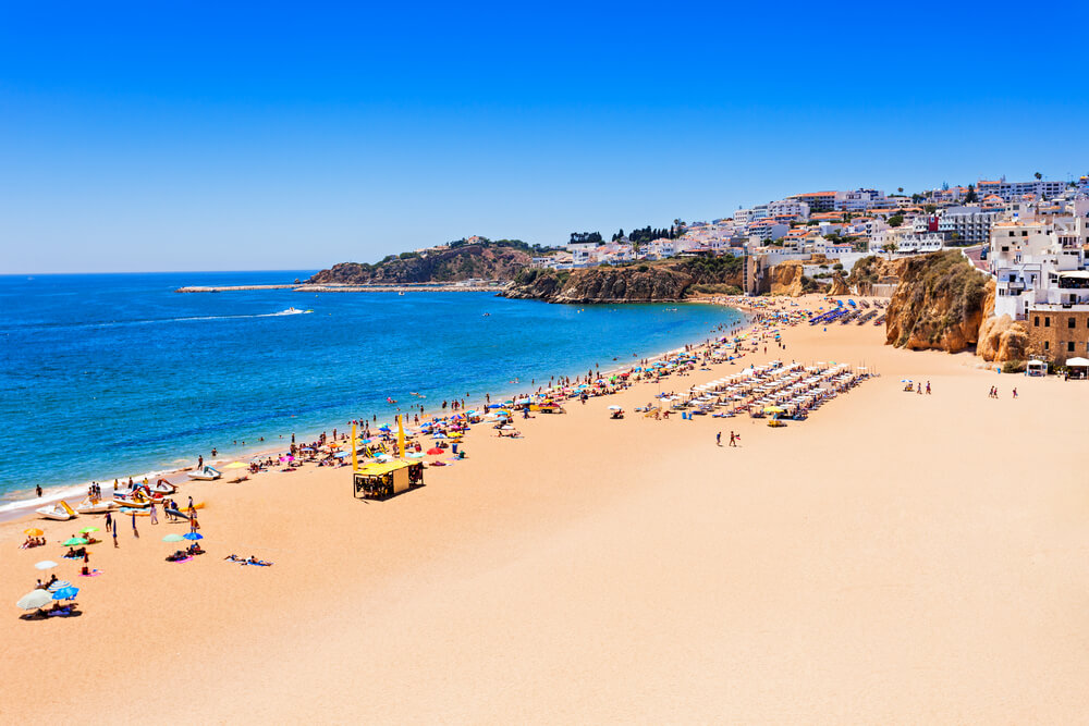 Visitez Albufeira et sa superbe plage dans l'Algarve ©Shutterstock
