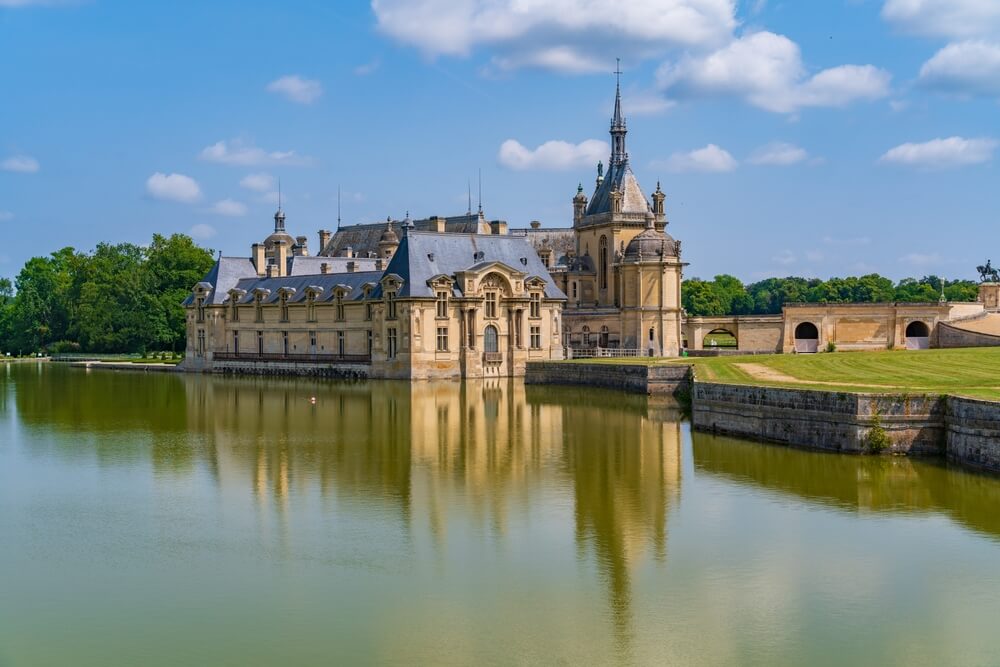 Visitez l'Oise et le château de Chantilly avec ses plans d'eau ©Shutterstock