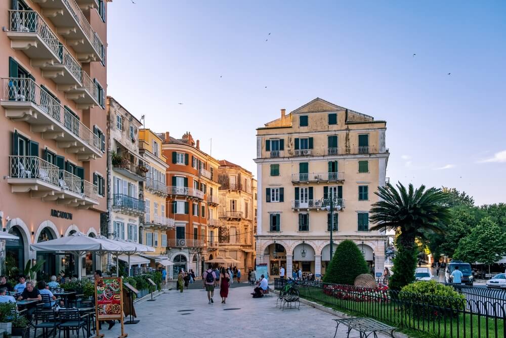 Arpentez les rues du centre historique de Corfou ©Shutterstock
