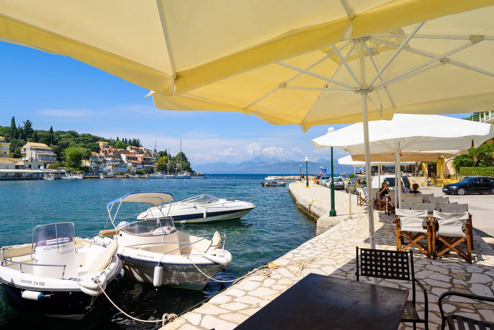 Détente dans l'ancien village de pêcheur de Kassiopi ©Shutterstock