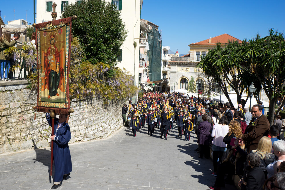 L'une des procession du festival de Corfou, avec les reliques de Saint Spyridon, saint protecteur de Corfou ©Shutterstock
