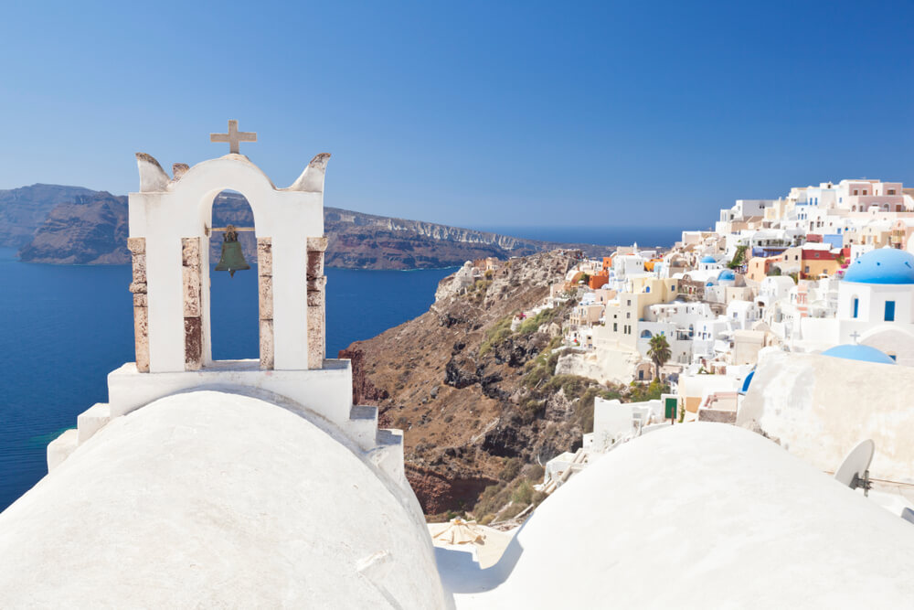 Optez pour un voyage dans les Cyclades et découvrez la magnifique île de Santorin ©Shutterstock