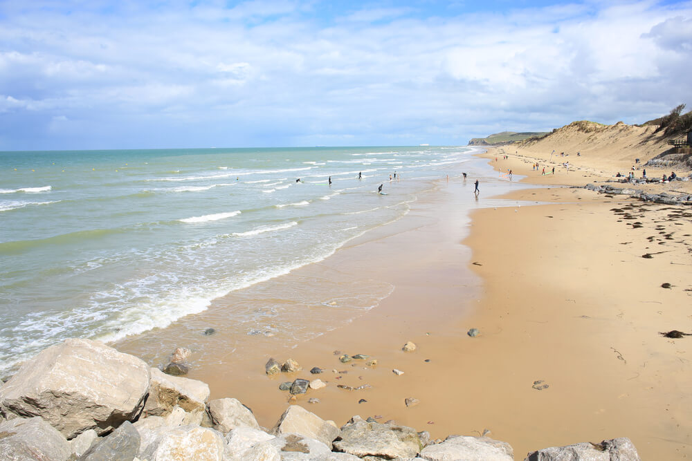 Découvrez les belles plages de Wissant, avec, au loin, le Cap Blanc-Nez ©Shutterstock