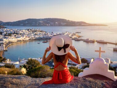 Observez un petit village au bord de la mer sur l’île de Mykonos ©Shutterstock